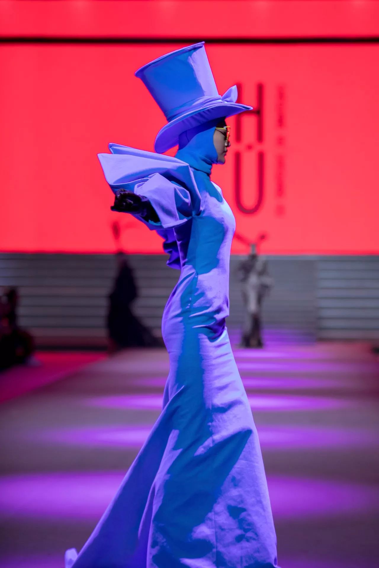 67世界旅游小姐冠军赵欣出演胡社光丝路时尚北京大秀