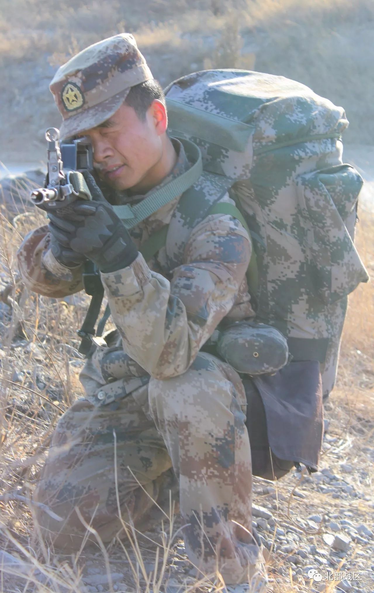 齐鲁大地砺精兵第80集团军某旅野外拉练提升部队走打吃住藏能力