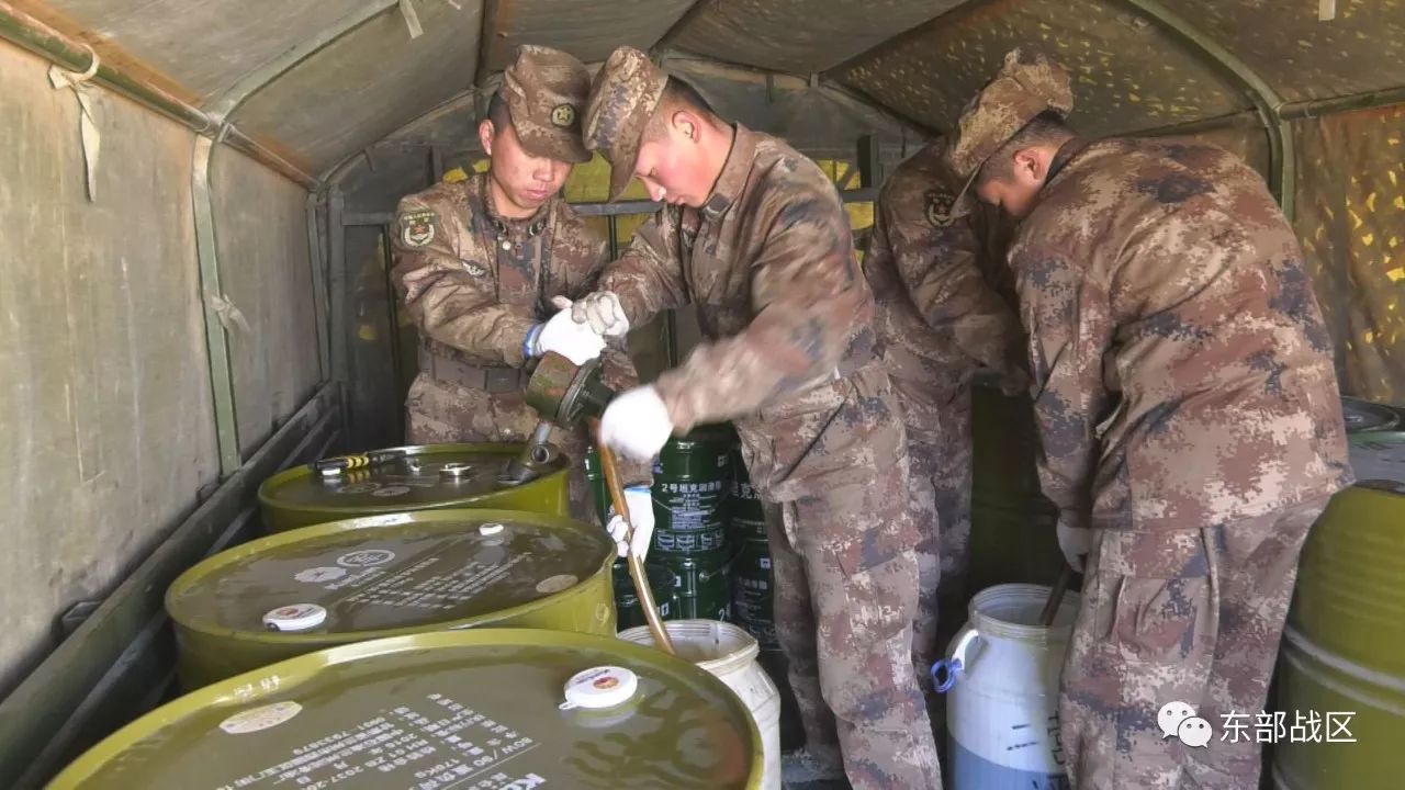 需要什么油料,随时提供,绝对管够.对装甲车履带的保养.