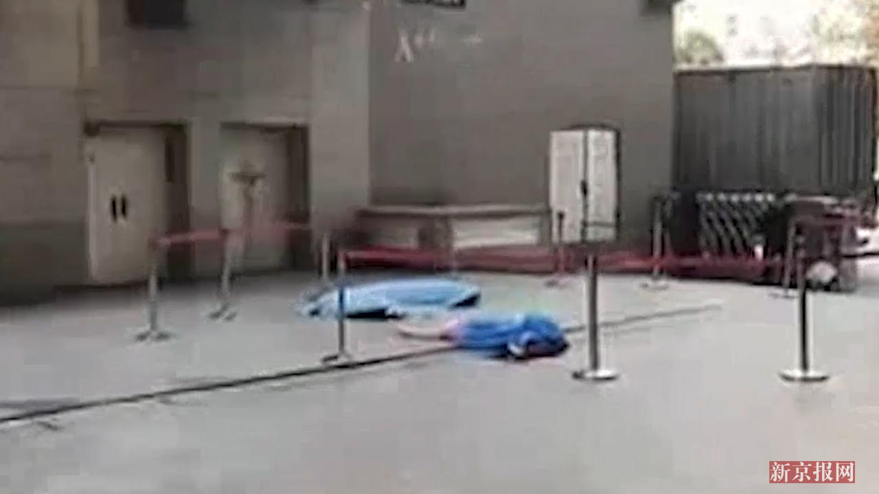 保安接坠楼女被砸身亡:家属可领工亡赔付70余