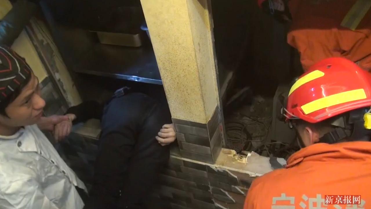 现场宁波一饭店传菜电梯突降18岁服务员惨被夹死