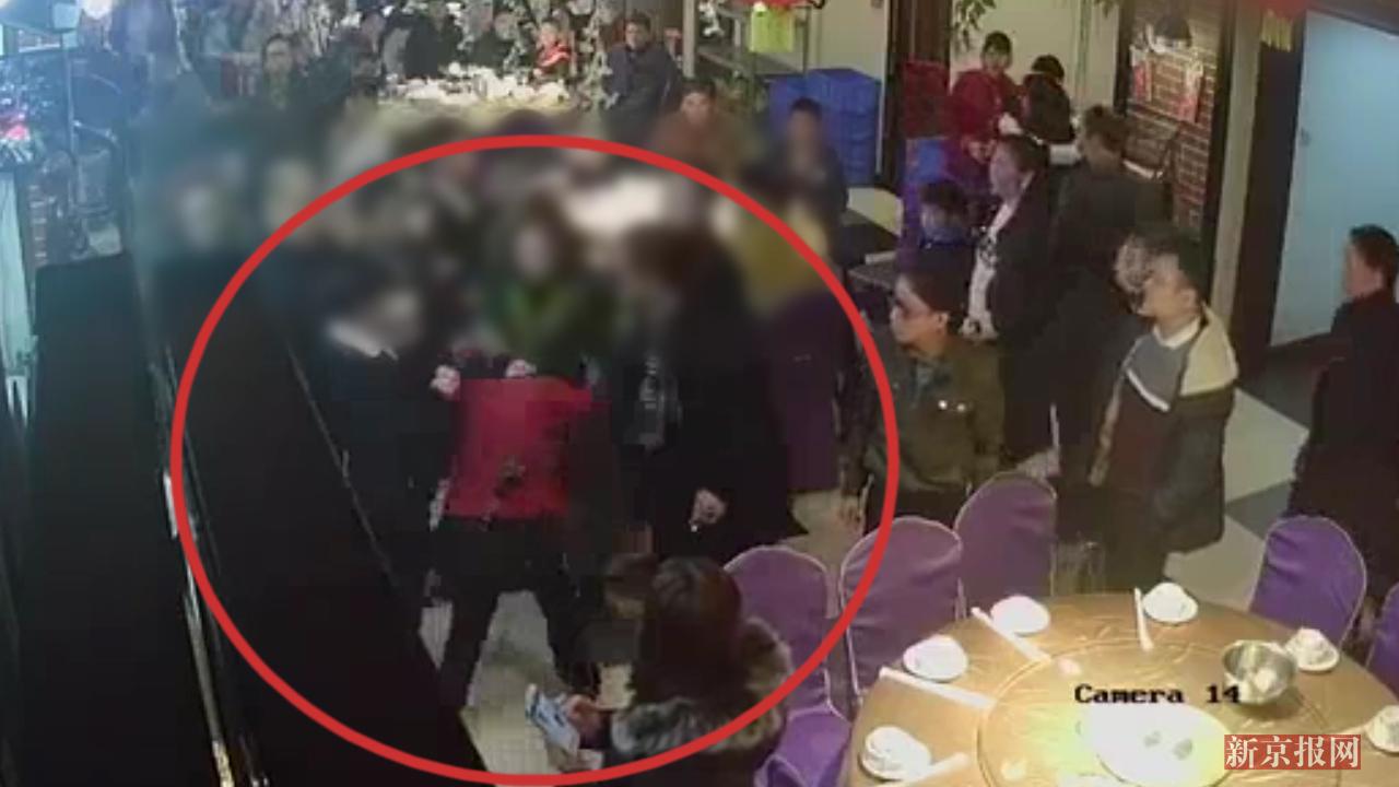 实拍酒楼多顾客殴打一女服务员经理称是嫌上菜慢