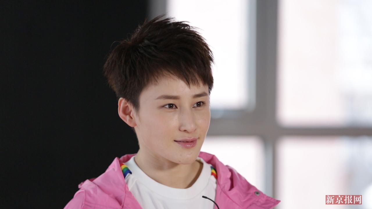 《红海行动》持续热映,电影中唯一的女机枪手佟莉的扮演者蒋璐霞成了