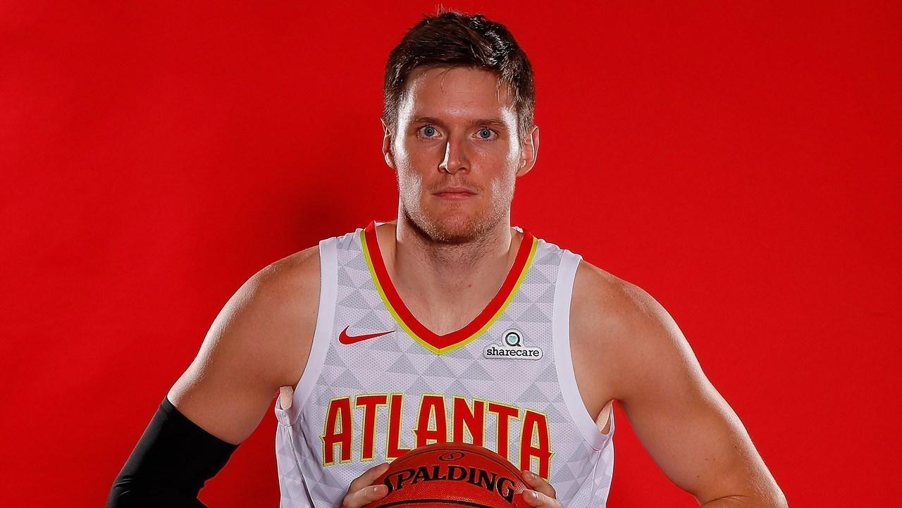 根据espn记者马克-斯皮尔斯报道,老鹰将巴比特送往热火,换回奥卡罗