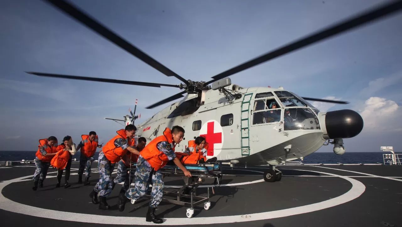 7月30日,和平方舟医院船在南沙某海域组织海上应急救援实兵演练.