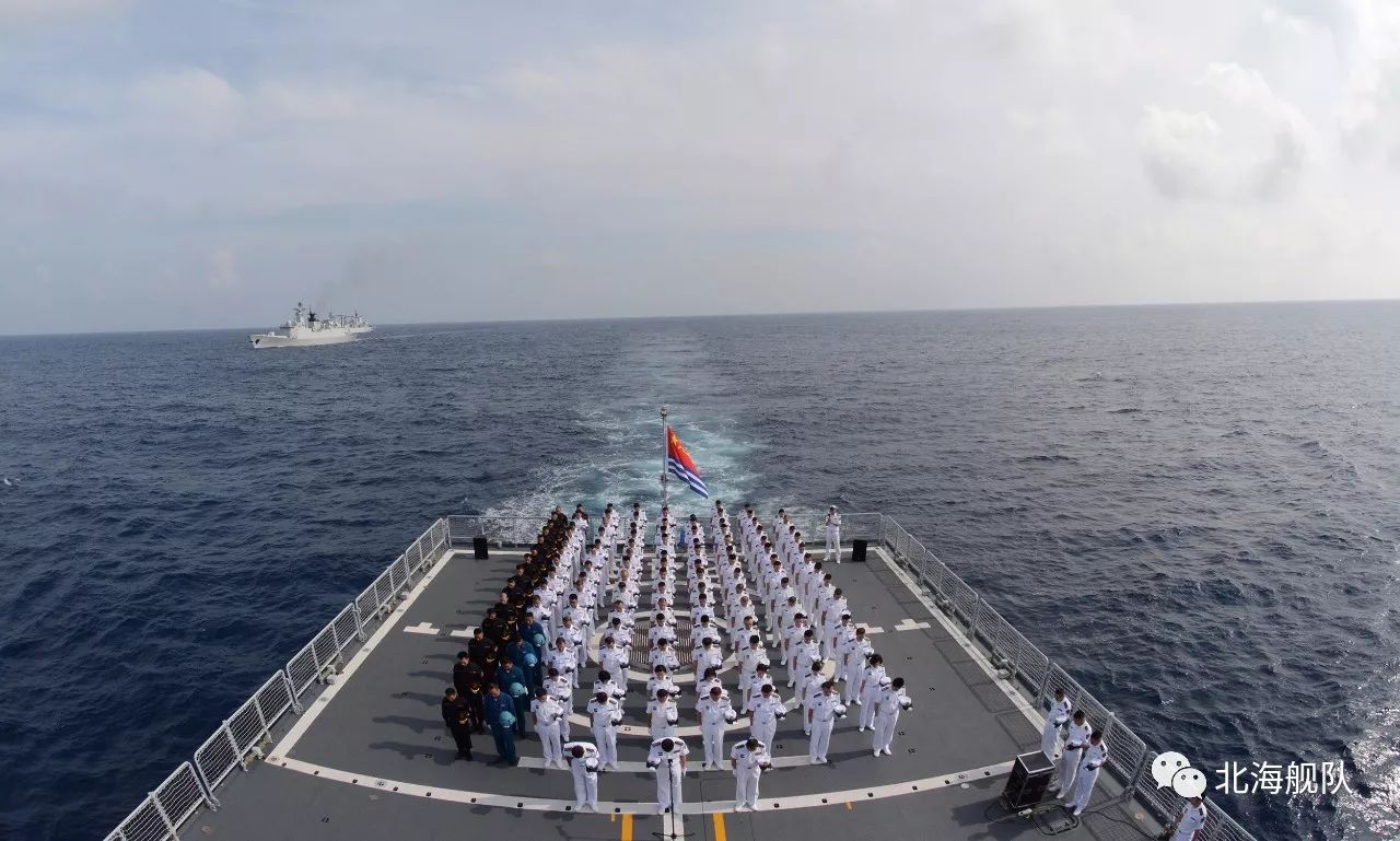 海军第二十八批护航编队举行海上公祭活动