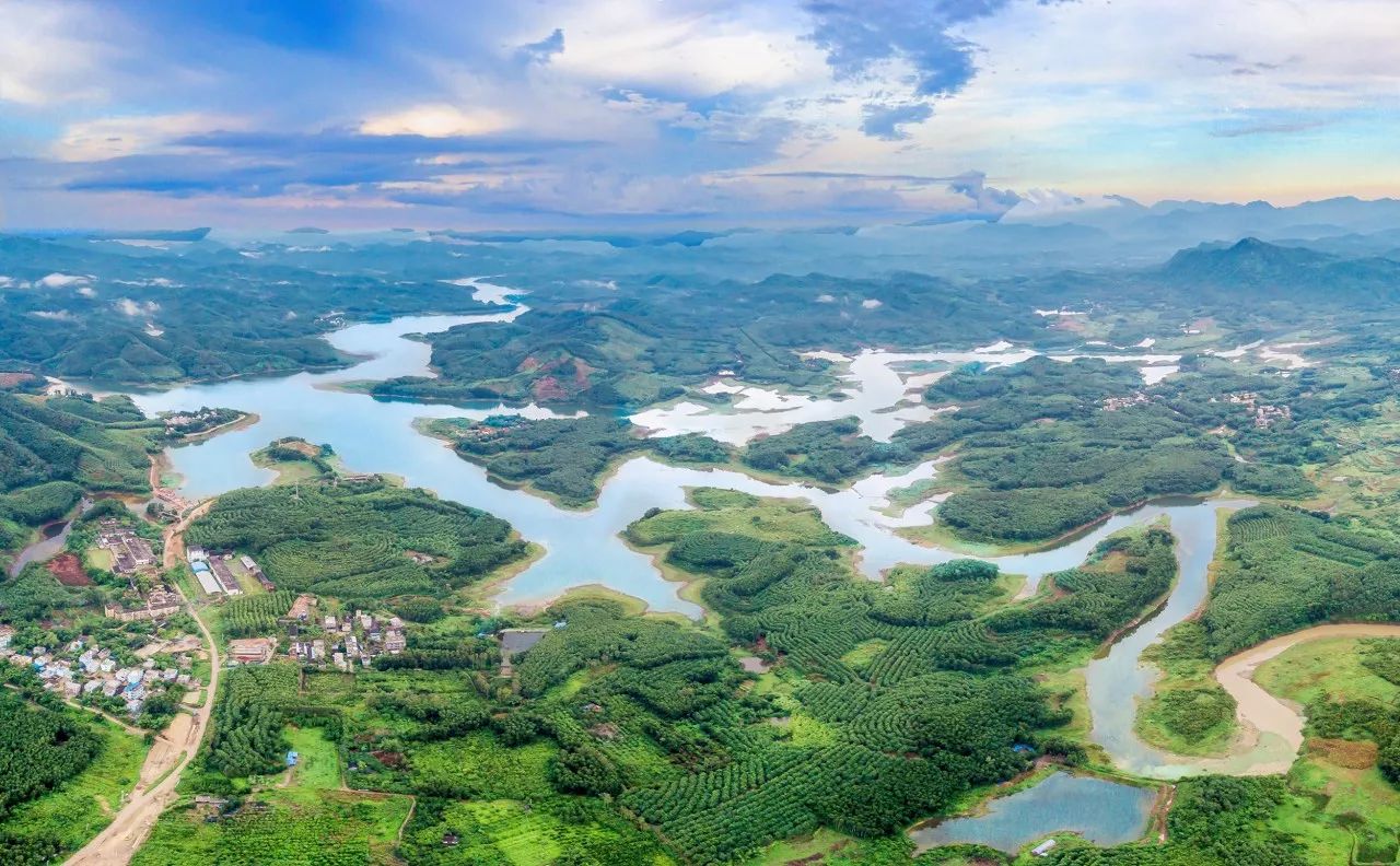 吴永忠《白沙黎族泥片制陶》作者:王实《拼搏·九架岭国际环岛自行车
