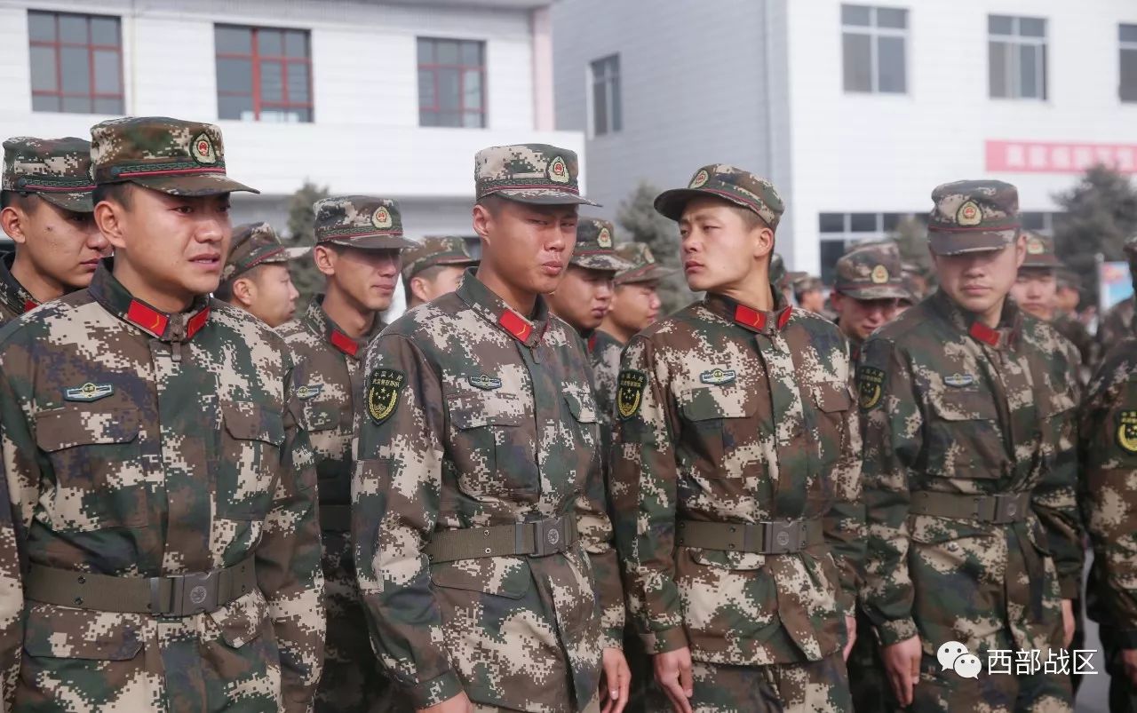 泪奔武警甘肃总队酒泉支队百余名新兵泪别战友奔赴新岗位