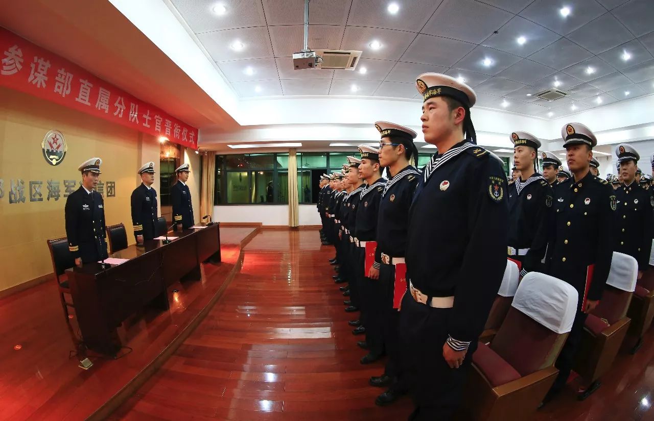 部队领导为士官更换军衔仪式现场,官兵齐唱国歌和军歌▼东海舰队某