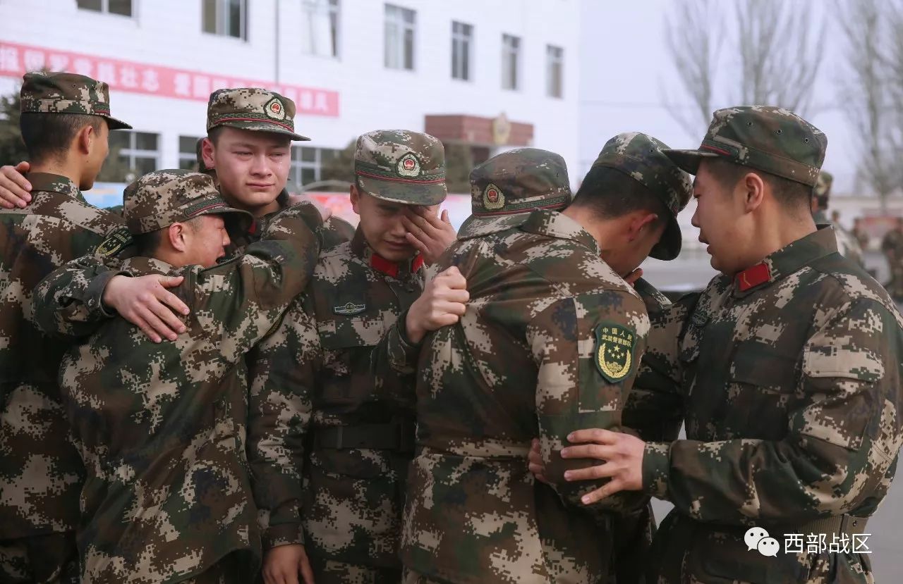 泪奔武警甘肃总队酒泉支队百余名新兵泪别战友奔赴新岗位