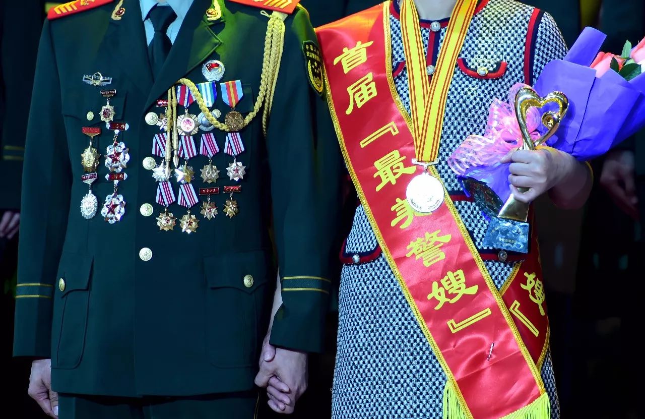 军功章里有军嫂一半,报告会里有军嫂的专场.