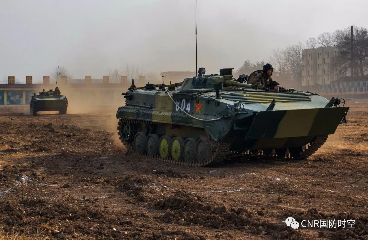 有着"猛虎劲旅"之称的苏宁生前所在部队党委一班人驾驶战车,当起了