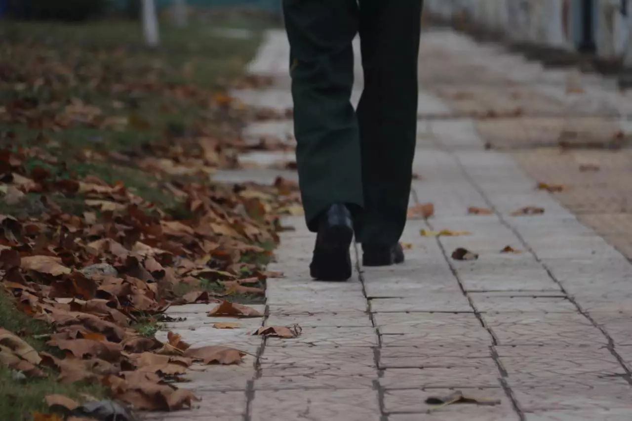 既然无法潇洒离开,那就在这一刻狠狠告别!