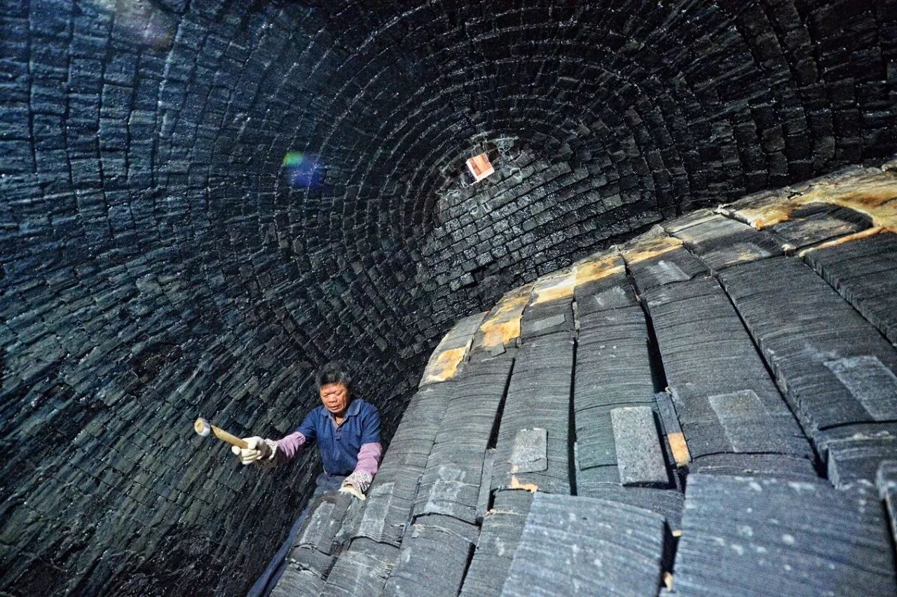 村里上了年纪的老人都记得,这座黑瓦窑一带以前俗称"瓦窑口",历史可以