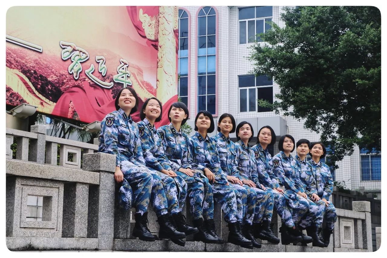 东海舰队2017年度退伍士官告别军旗