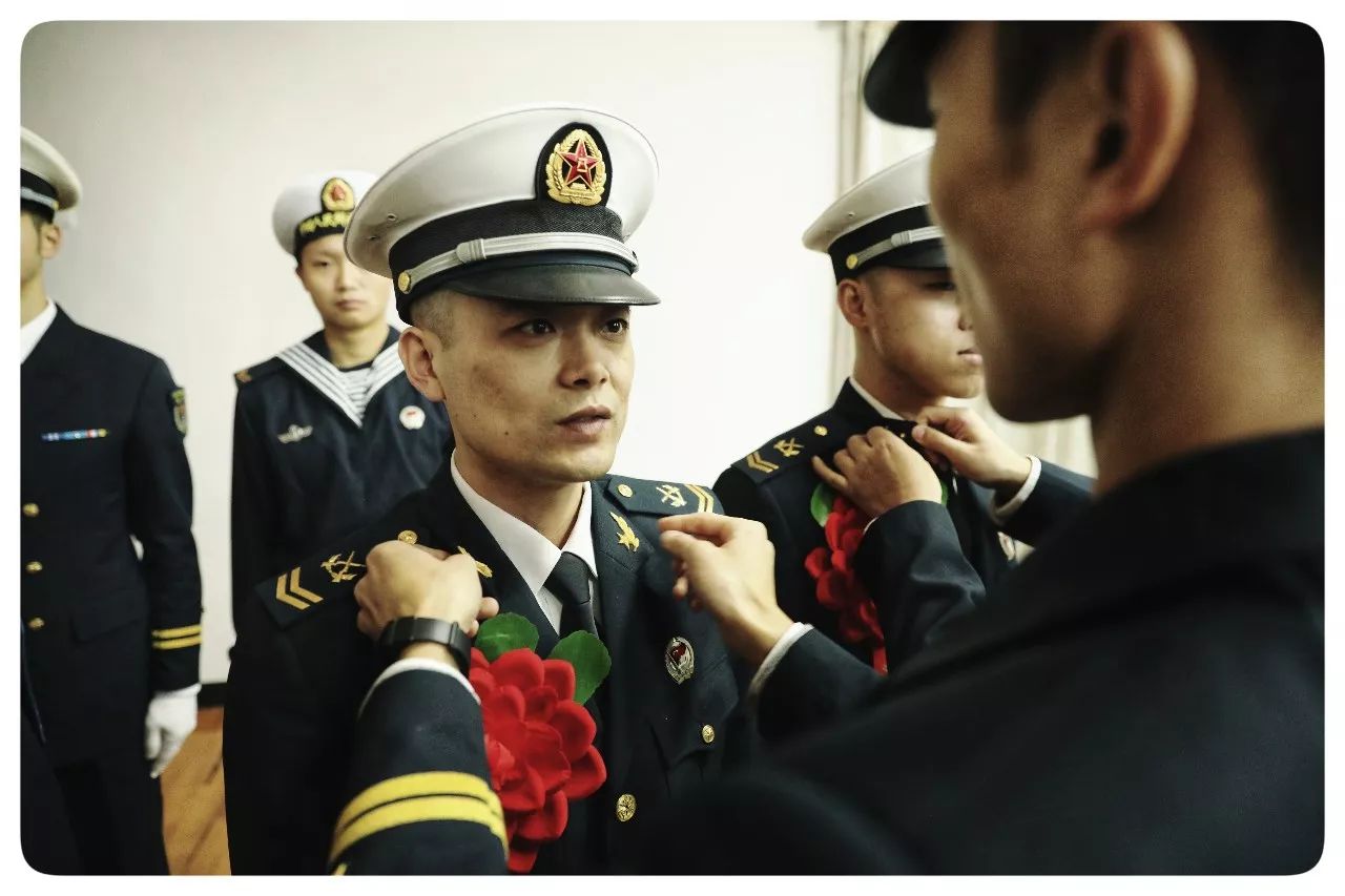 东海舰队2017年度退伍士官告别军旗