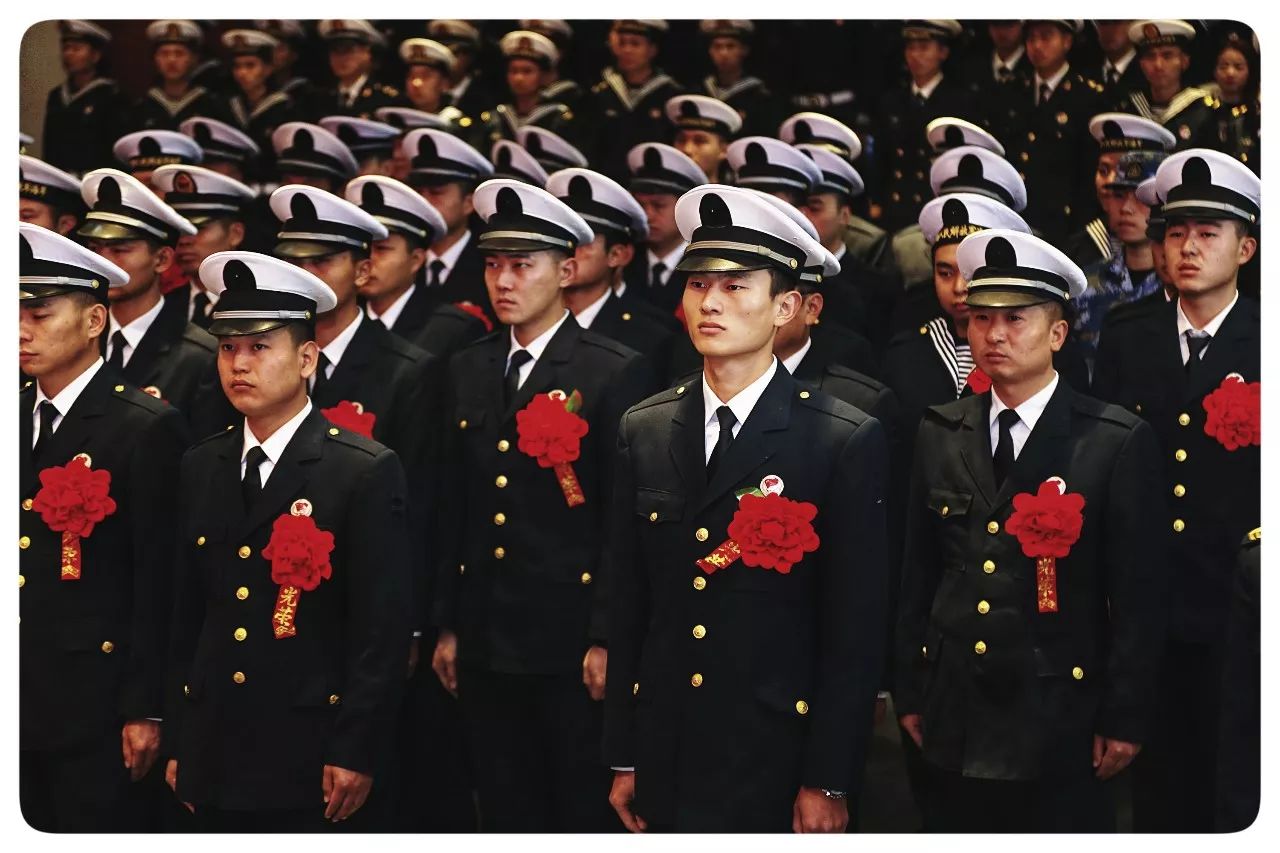 东海舰队2017年度退伍士官告别军旗