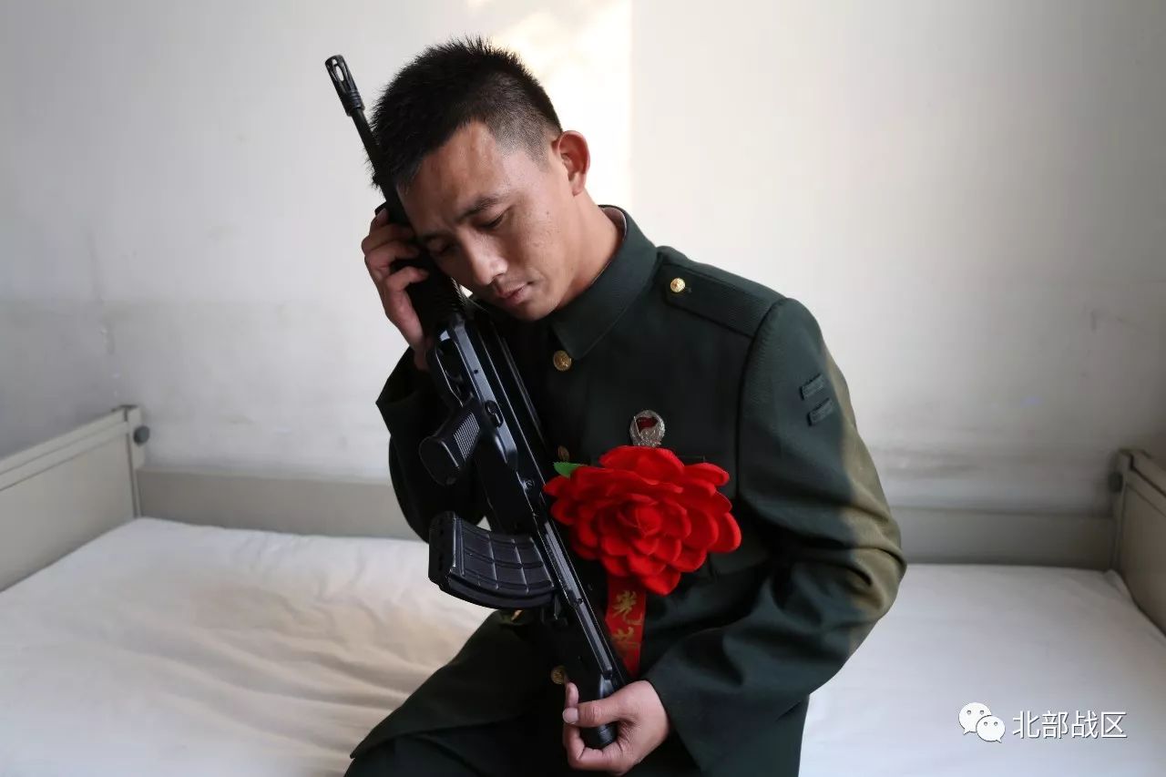 特战精英与旅长相拥而泣难舍军营|退伍老兵|特战|旅长_新浪军事_新浪