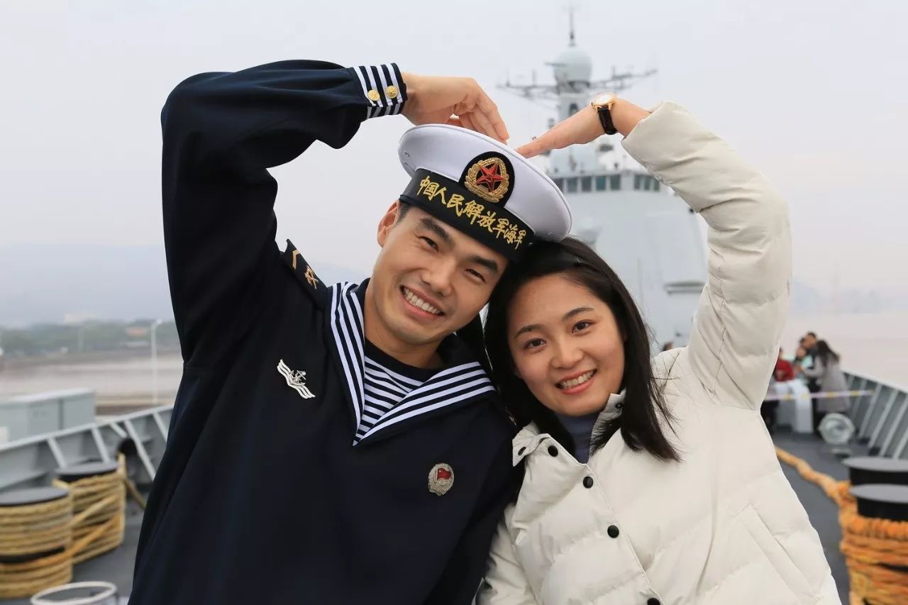 36对水兵情侣明天要整个大新闻|谢晓东|海军|杨庆_新浪新闻