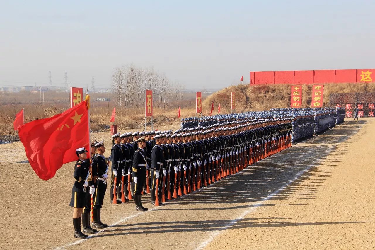 展示了实战化训练成果数千名新兵在硝烟炮火中2017年新兵授衔仪式暨