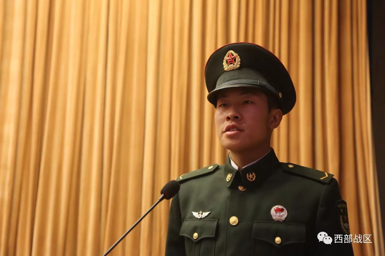 厉害了这个旅新兵授衔邀请上百位家长见证