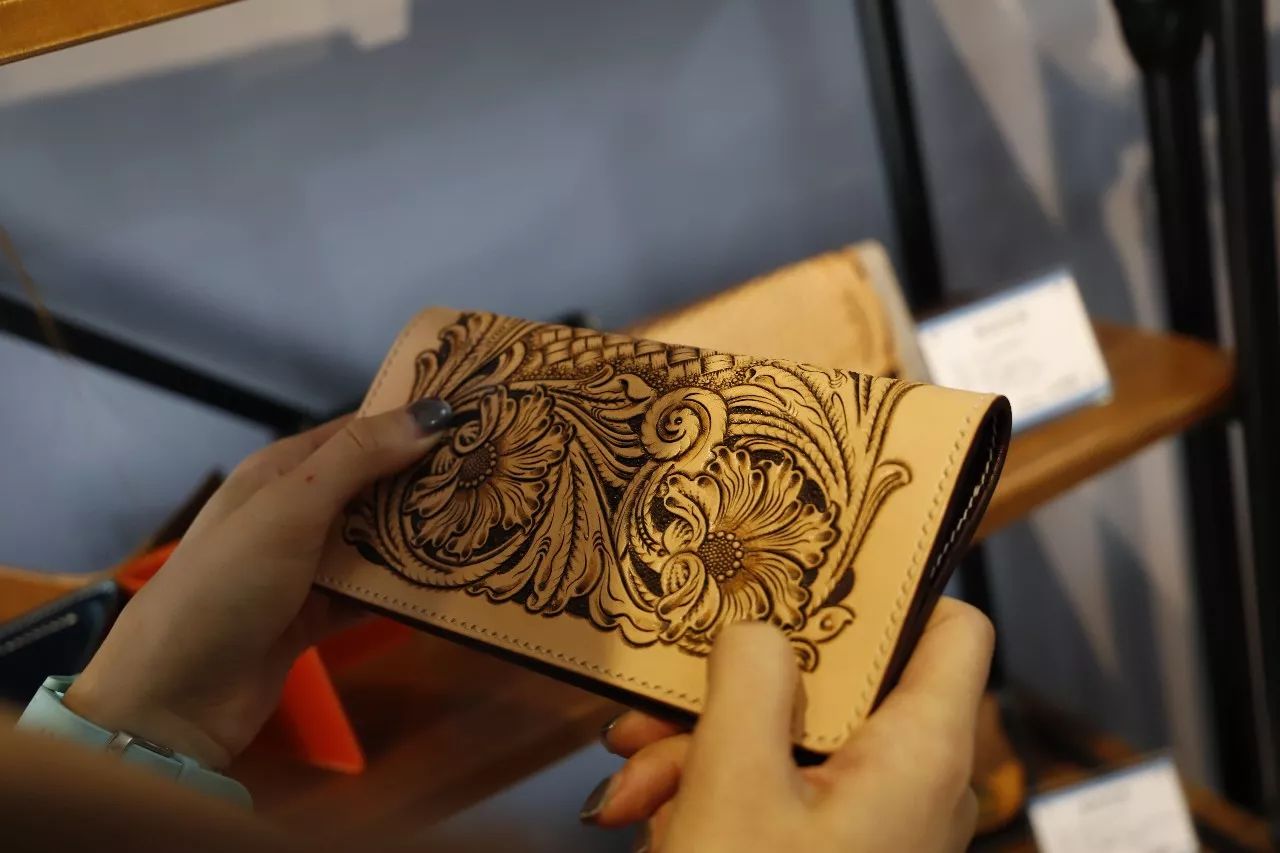 告别朝九晚五后,大连女皮匠刘十三创办了自己的手工皮具工作室