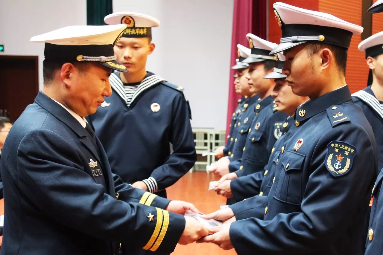 东海舰队隆重举行士官晋衔仪式