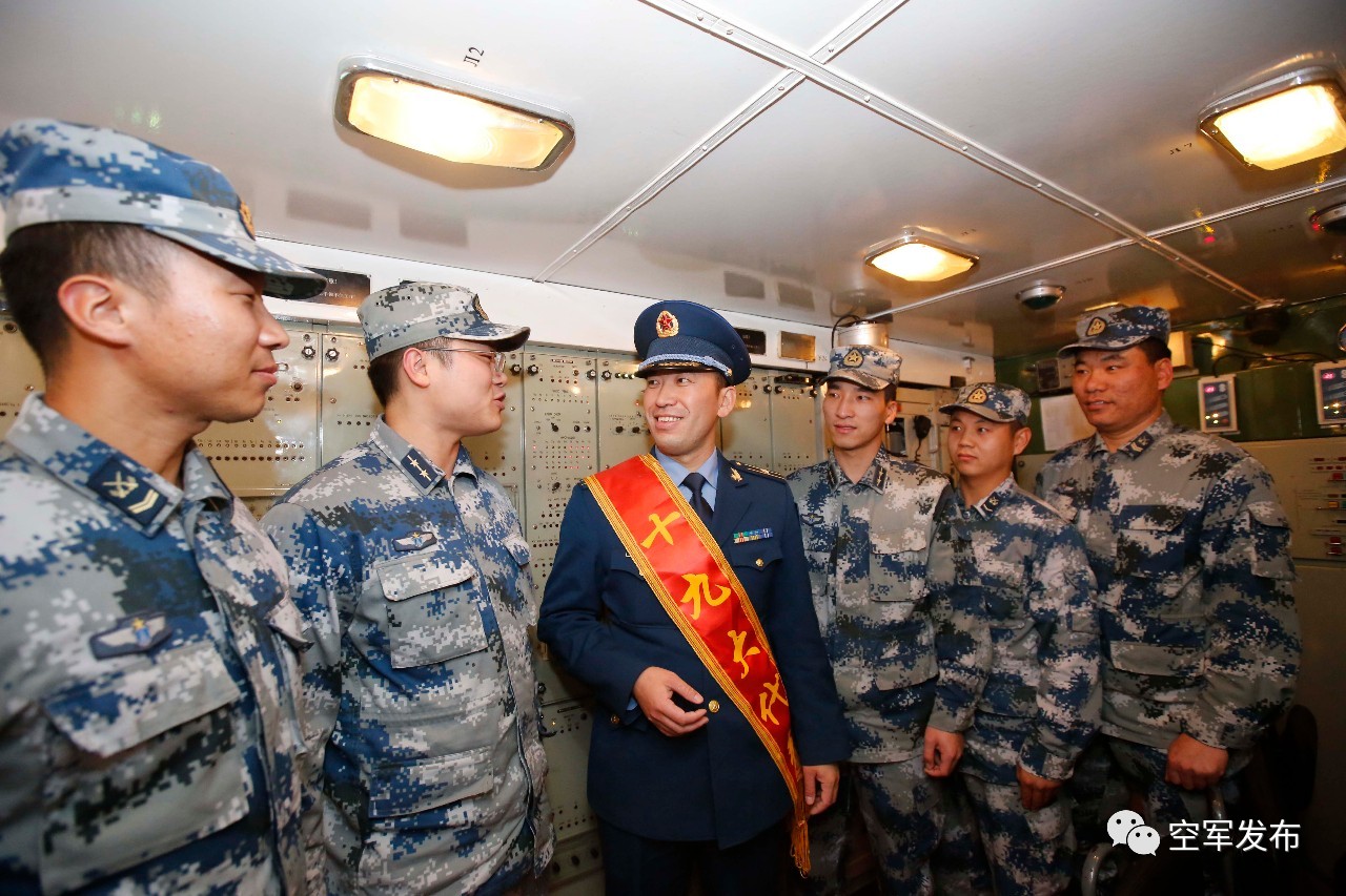 深学笃行砥砺前行中部战区空军学习贯彻十九大精神引领部队发展