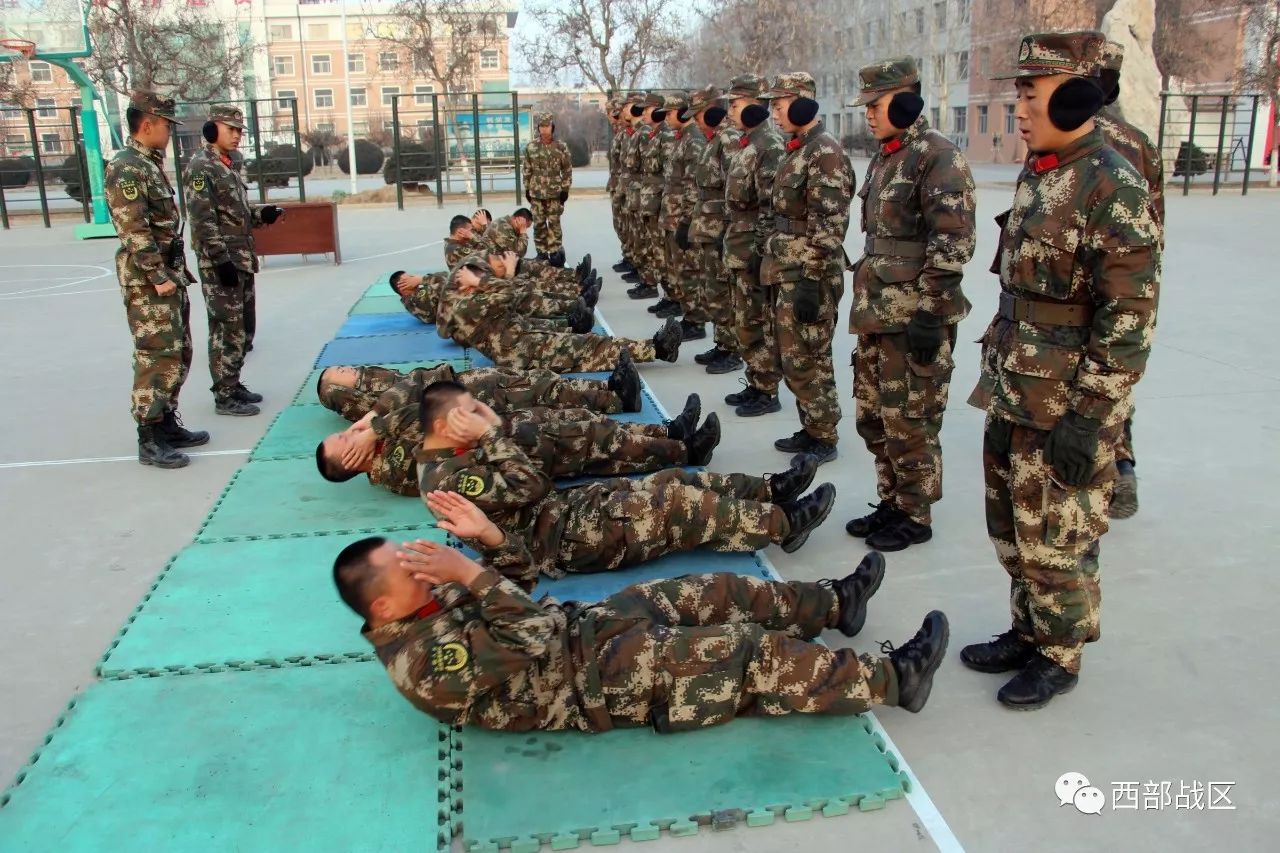 部队仰卧起坐标准姿势图片