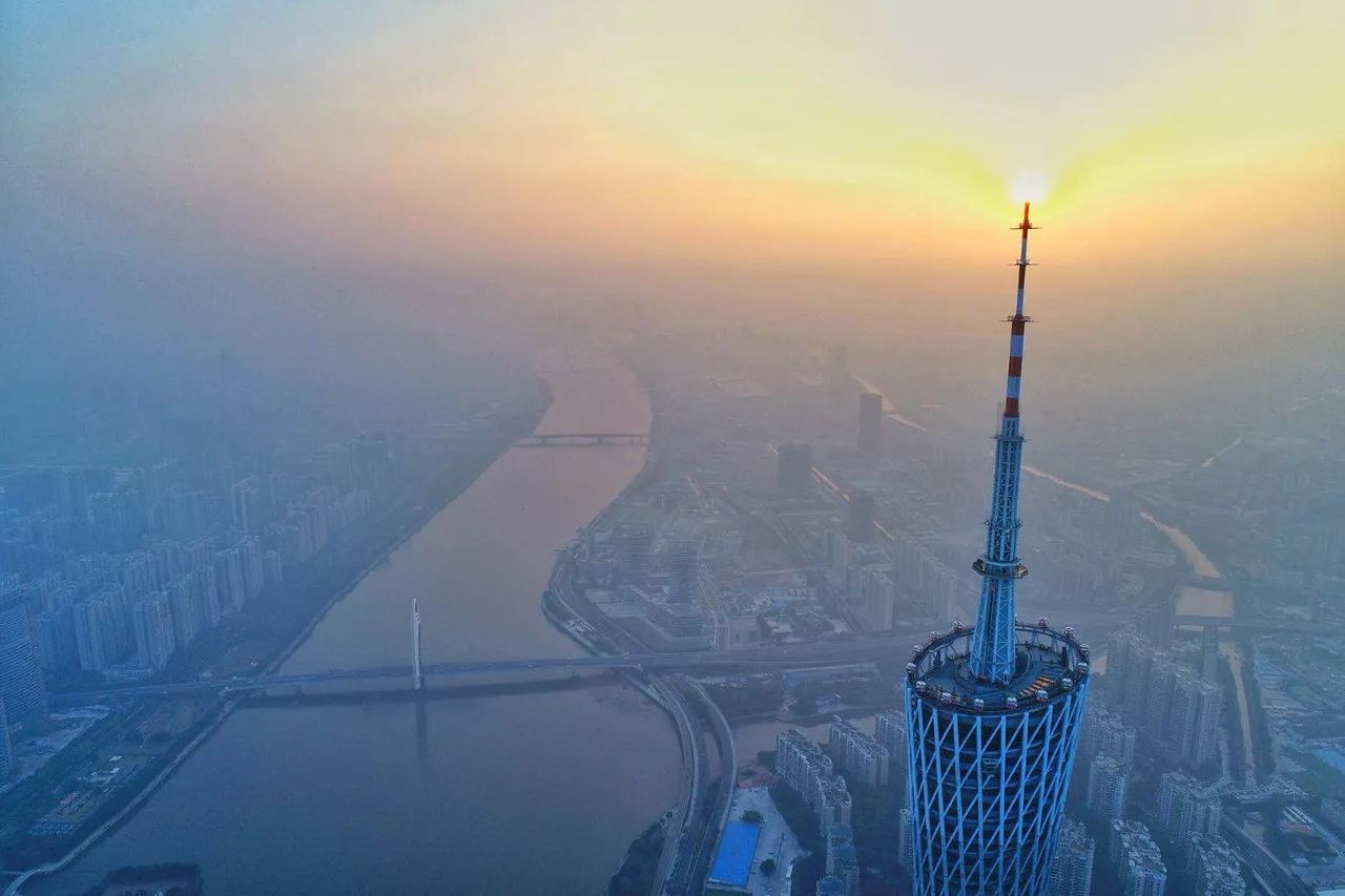 这是广州参考·广州日报记者在广州塔拍摄2018的第一缕阳光.