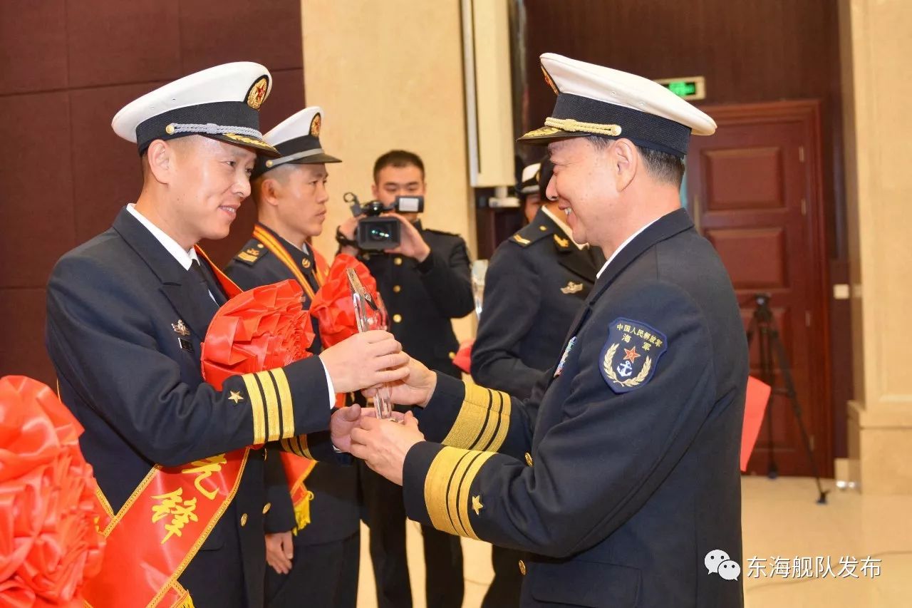 东海舰队司令员魏钢为第四届"东海强军先锋"获奖者颁奖