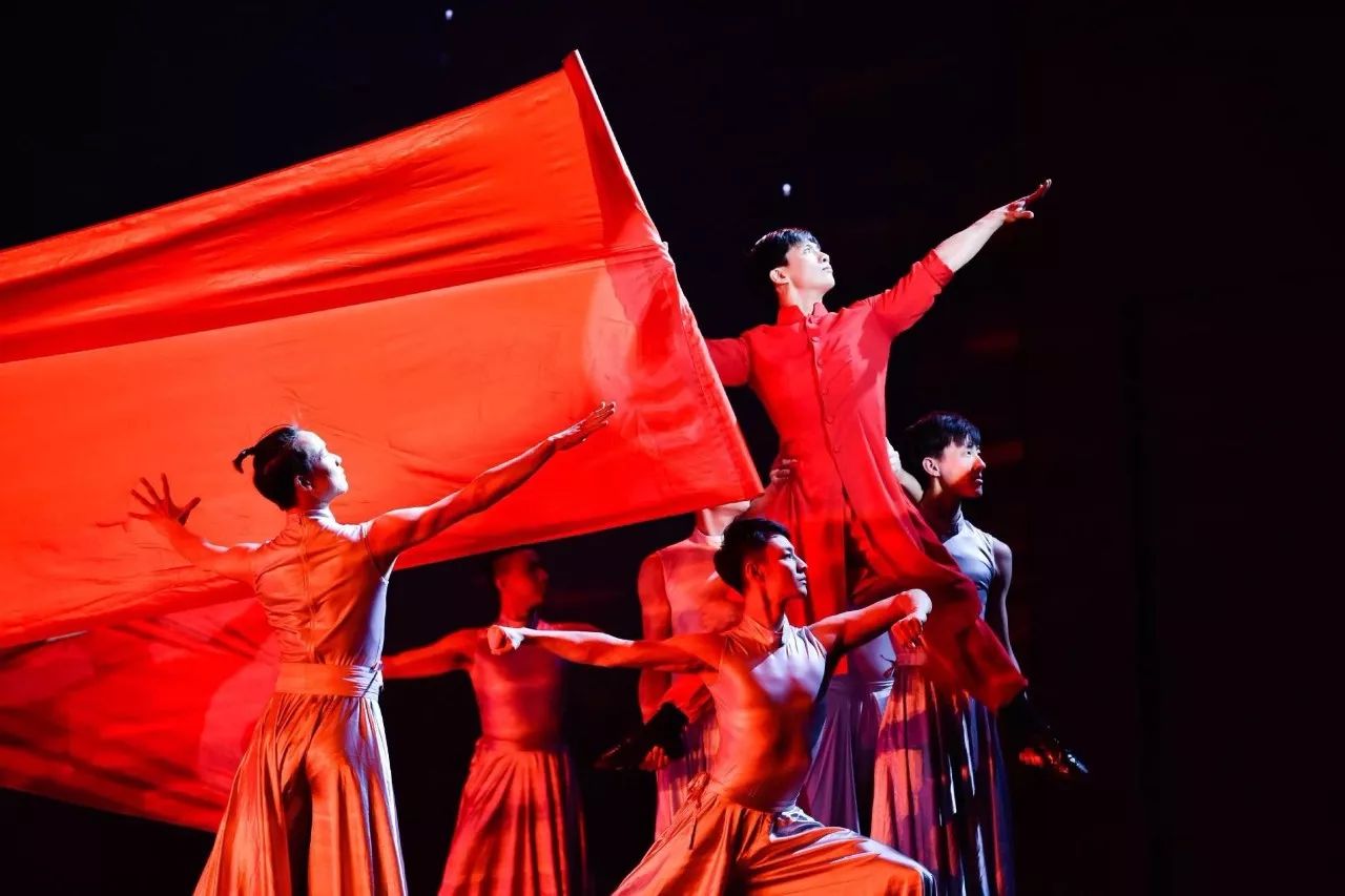 红旗擎起 额手相庆丨一场发布会引发的中国品牌联合狂欢