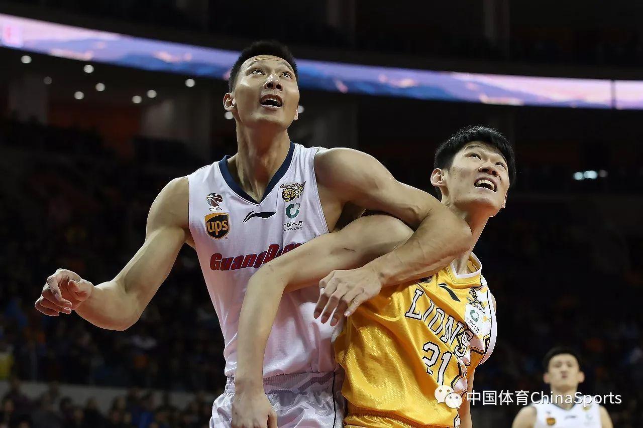 广东队易建联与胡金秋争抢篮板.