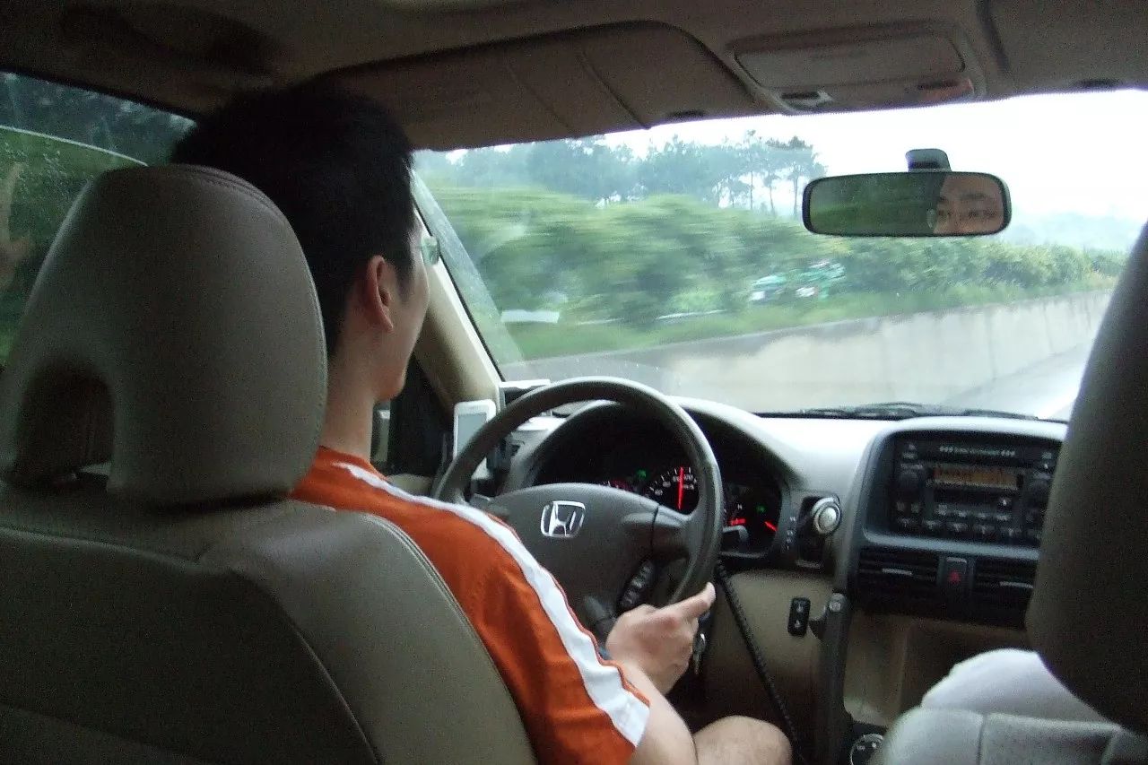 已婚男每天开车接女同事上下班 网友:准备拍《前任4》吗