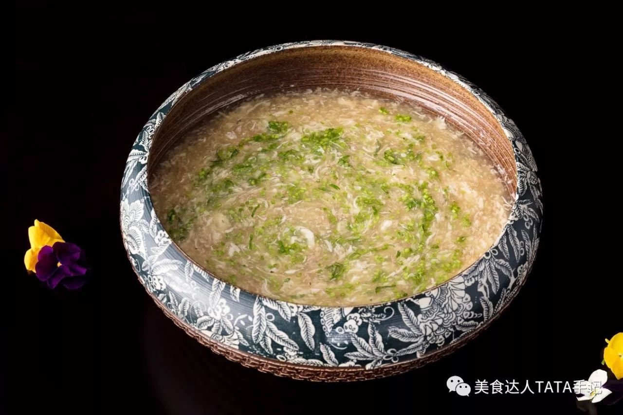 大厨别有用心地加入细心熬制的鲜甜牛骨汤,整道菜的境界立刻提升了