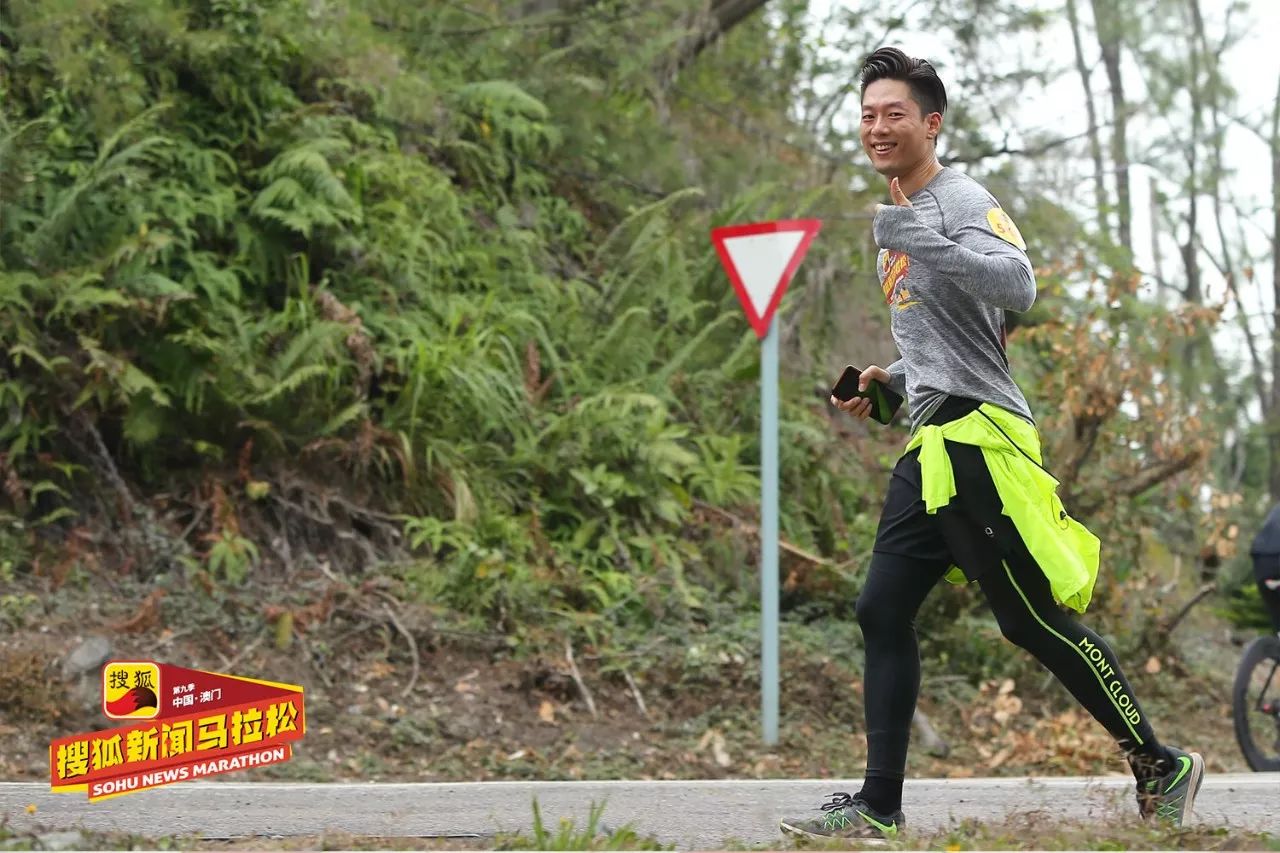 黄征就更不用说了,边跑边比心,只不过这个心的样子有点萌.