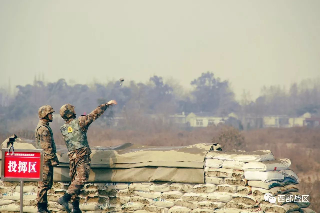 一声惊雷震醒了这个冬天来看看新兵的第一次投弹