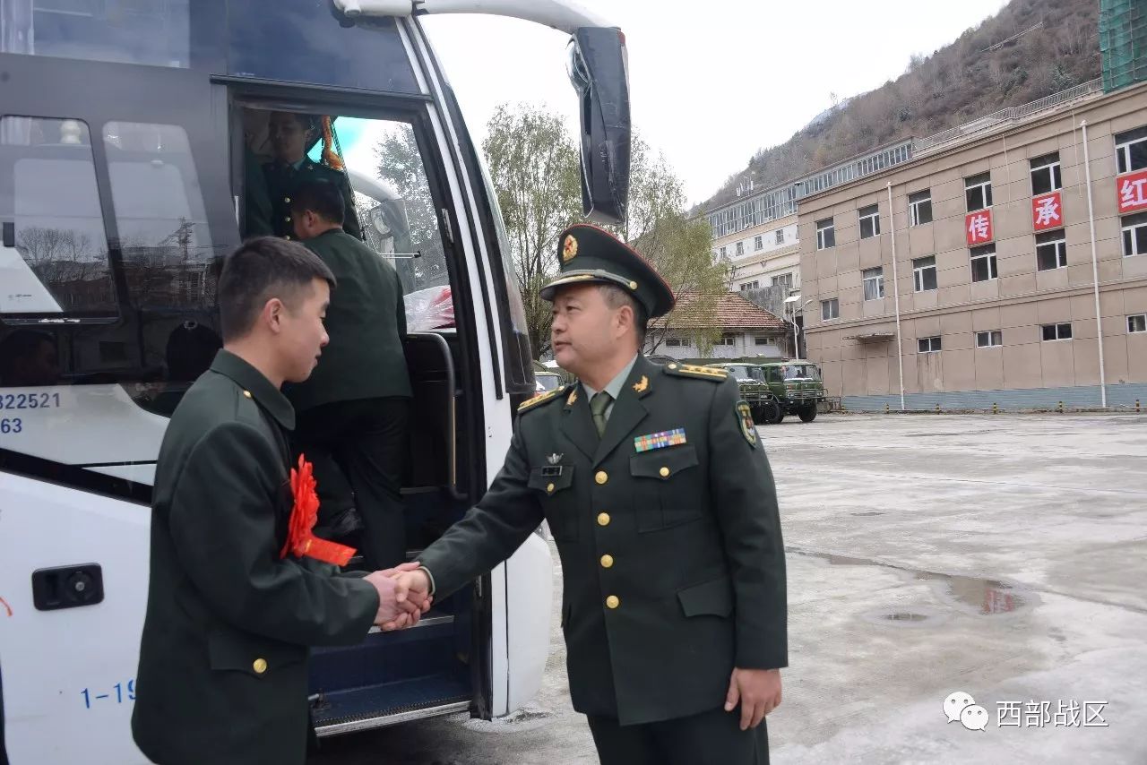 近日,川藏兵站部某高原大站隆重举行退伍老兵欢送仪式.