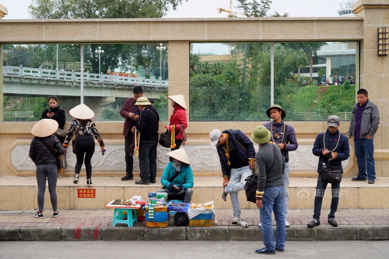 中越边境线上,有一批跨国上班族 | 看见