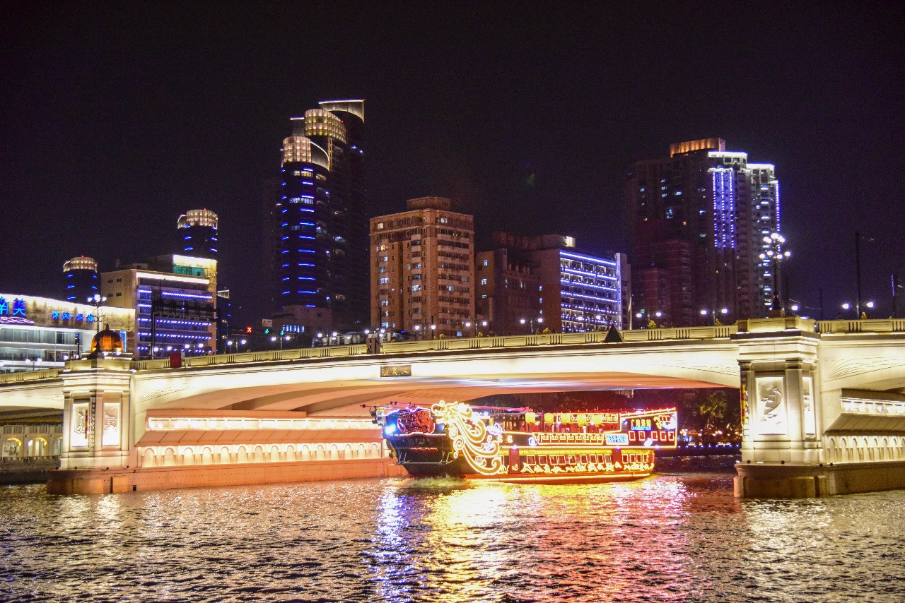 市民可以拍到解放大桥与海珠桥"五环"错位以及近期刷爆广州朋友圈的24