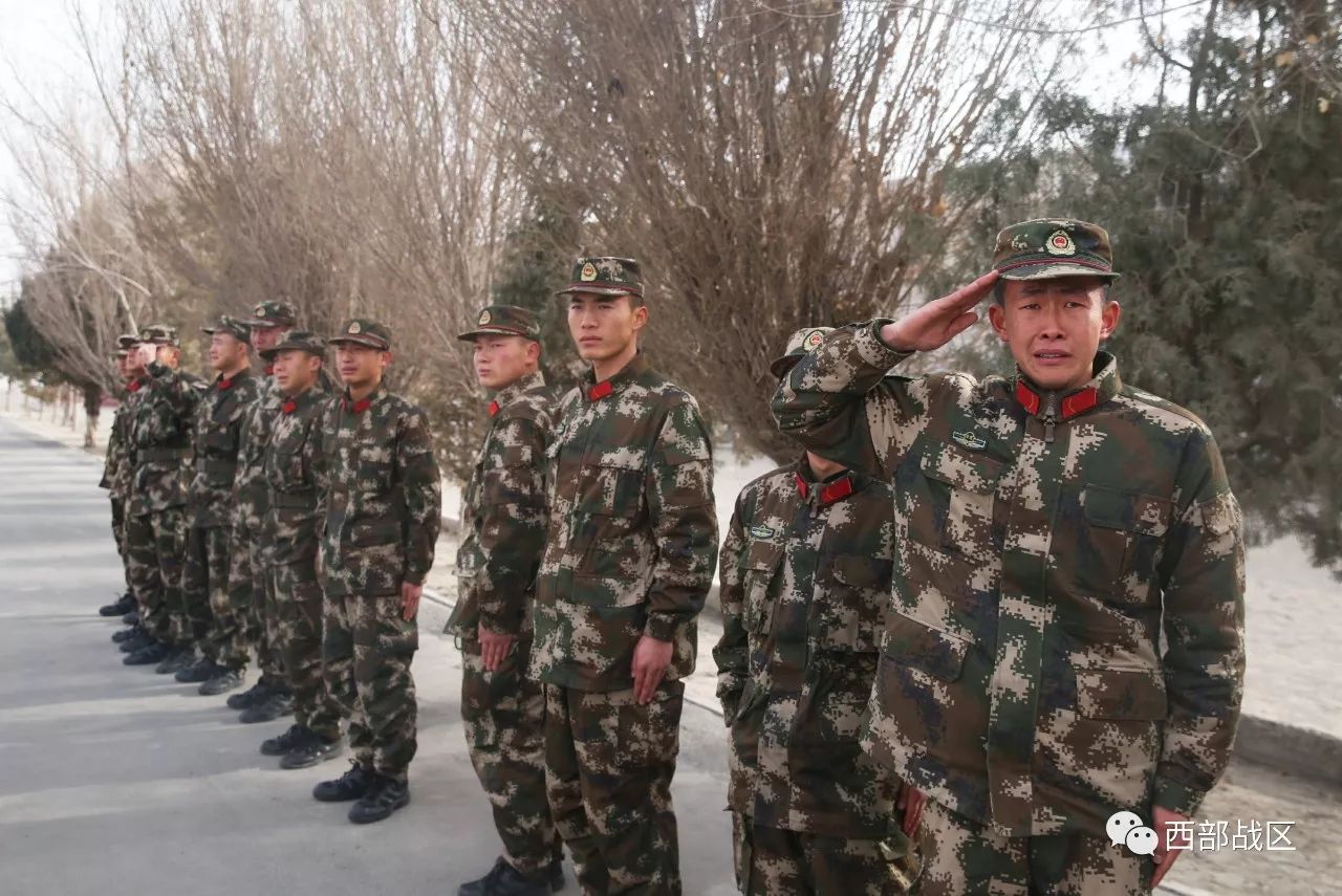 泪奔武警甘肃总队酒泉支队百余名新兵泪别战友奔赴新岗位