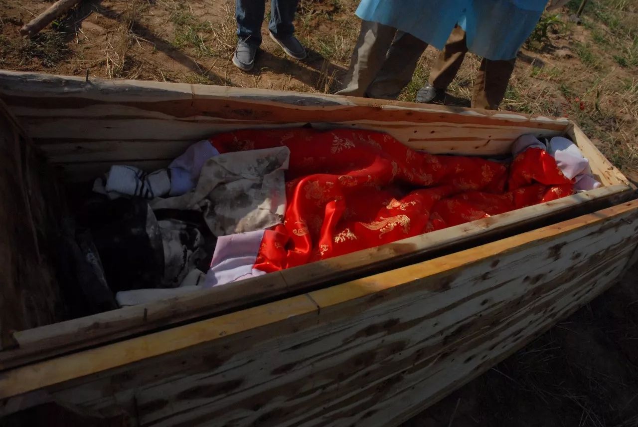 法医讲述|开棺验尸寻嫌疑人看守所死亡真相