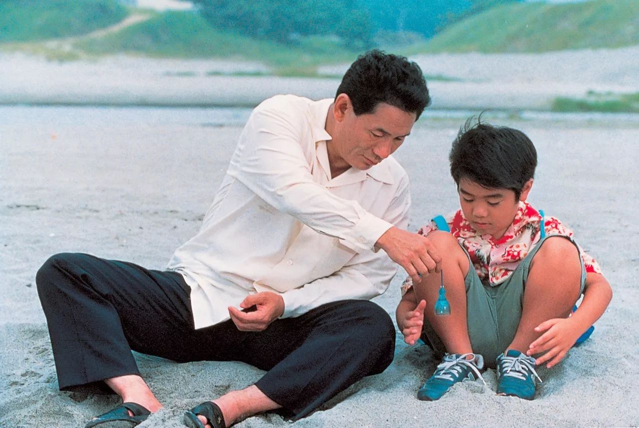 刻才发现菊次郎并不是小男孩正男,而是那位陪正南一起寻找母亲的大叔