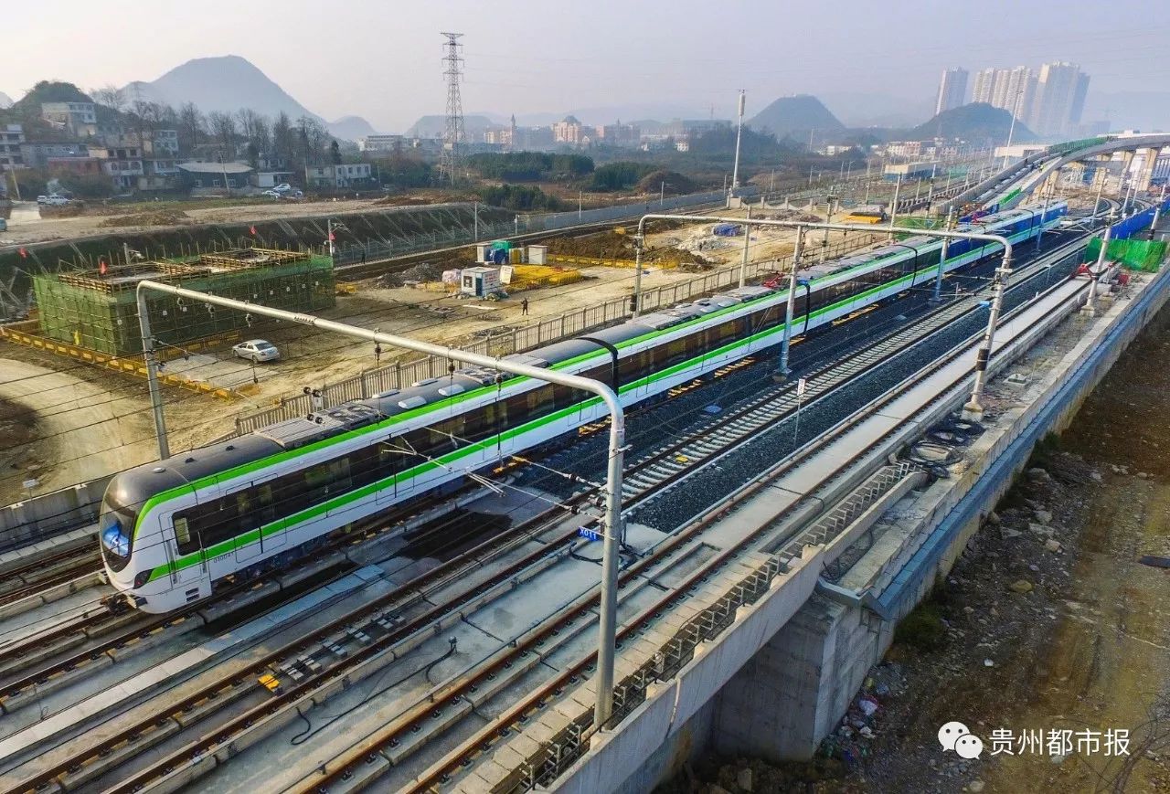 贵阳地铁首段开通,记者兵分三路 小姐姐力拔头筹