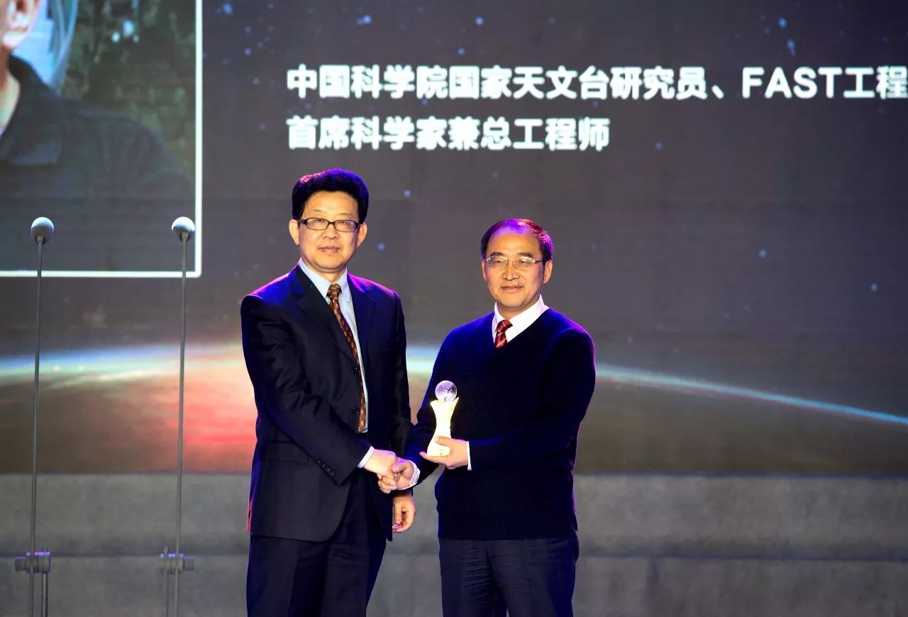 "——王俊峰中国华侨华人研究所所长张春旺(左),为哈佛博士后王俊峰