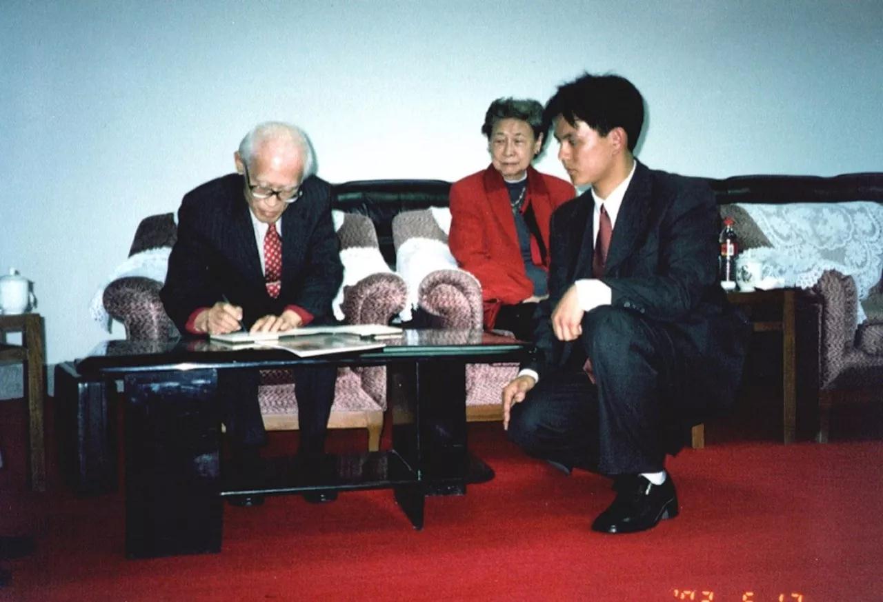 南大官微:怀念校友余光中,再来听听他为母校朗诵《钟声说》