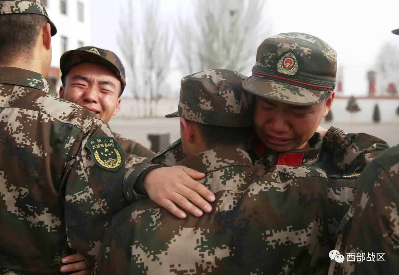 泪奔武警甘肃总队酒泉支队百余名新兵泪别战友奔赴新岗位