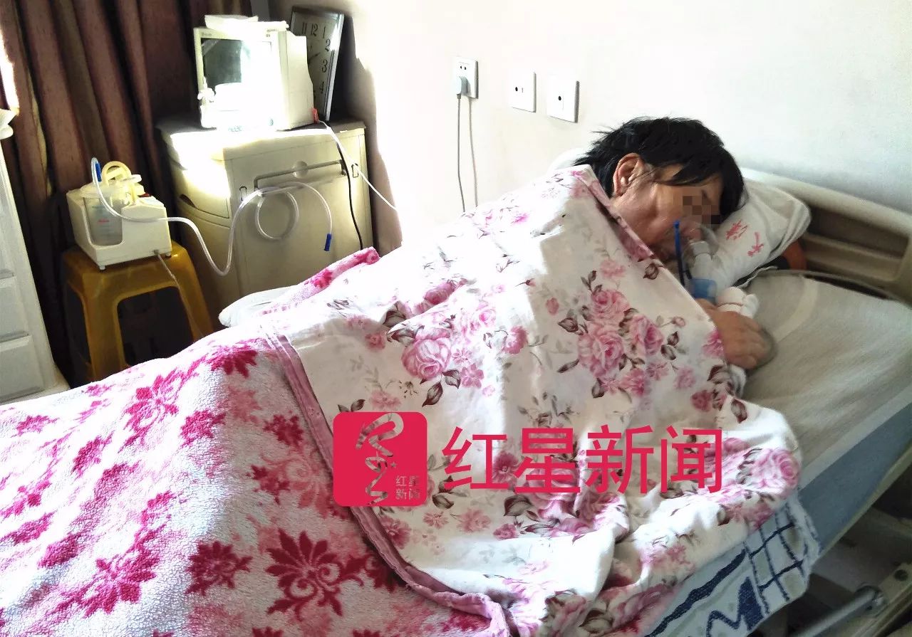 整形医生王良发 ▲如今只能躺在病床上的张津华 受访者供图
