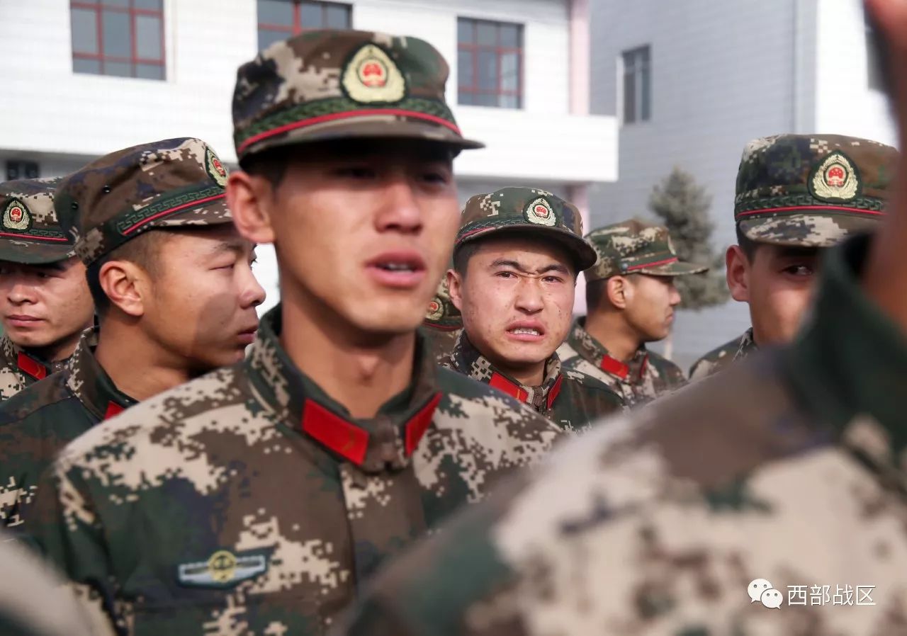 泪奔武警甘肃总队酒泉支队百余名新兵泪别战友奔赴新岗位