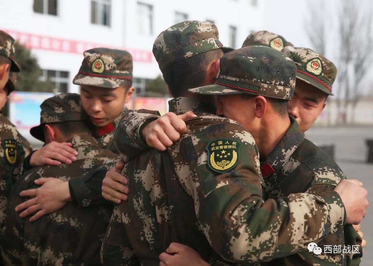 泪奔武警甘肃总队酒泉支队百余名新兵泪别战友奔赴新岗位